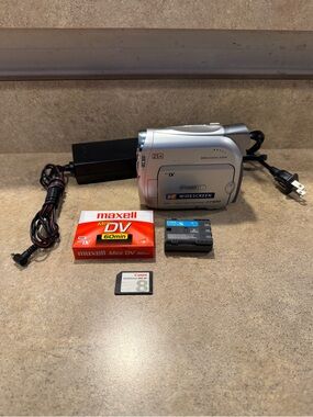 Canon ZR600 MiniDV Camcorder Bundle w/ Charger, Battery & Tape Video Transfer